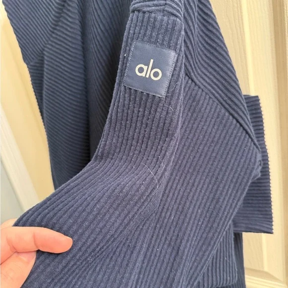 ALO Yoga muse navy blue set - Picture 2 of 3